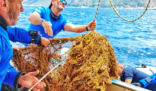 Reti da pesca abbandonate. 3000 metri recuperati in Sicilia
